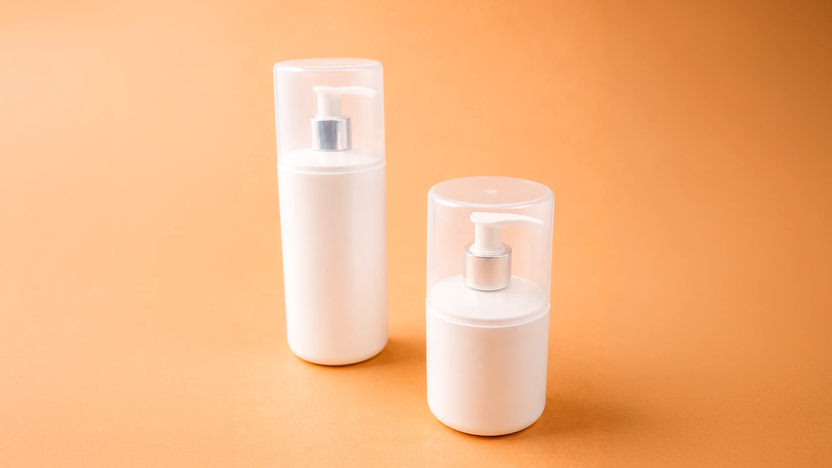 Botella Laurie blanca con dosificador plata brillante para cosméticos